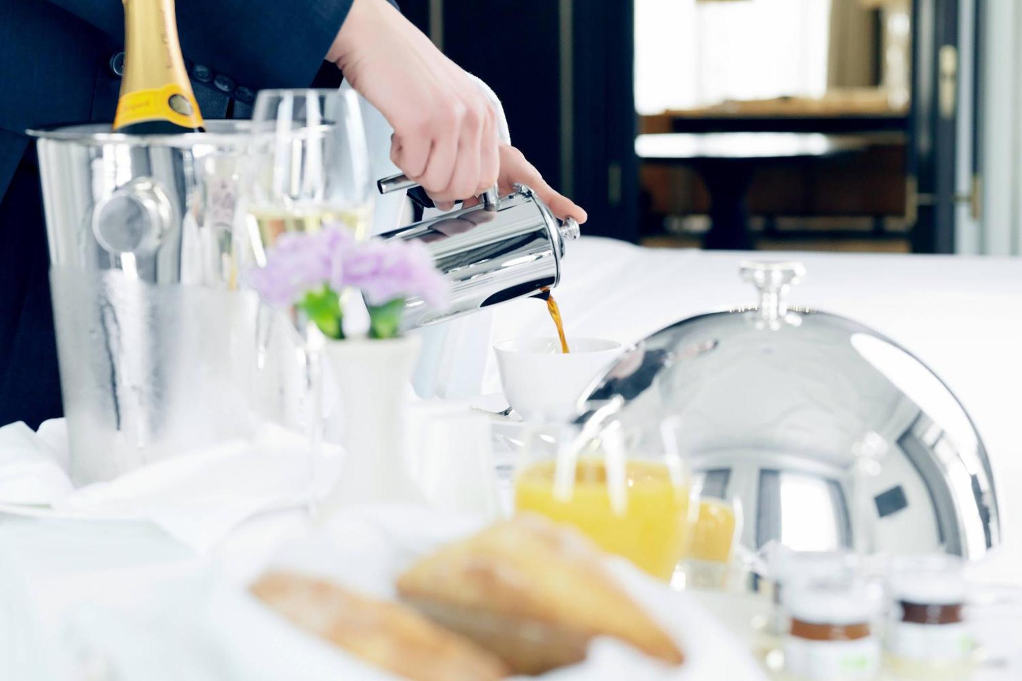 The St. Regis Astana Ξενοδοχείο Εξωτερικό φωτογραφία A server pouring orange juice