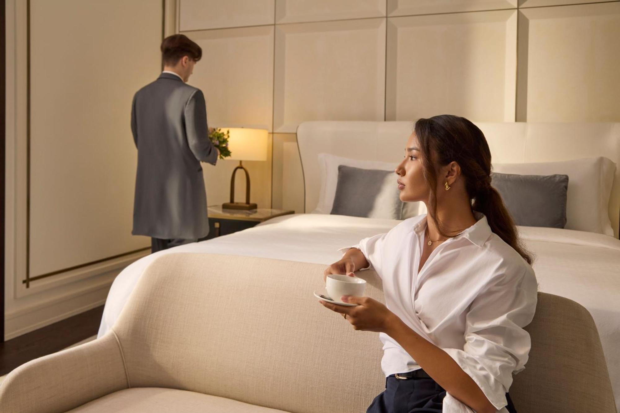 The St. Regis Astana Ξενοδοχείο Εξωτερικό φωτογραφία A guest being served by a butler